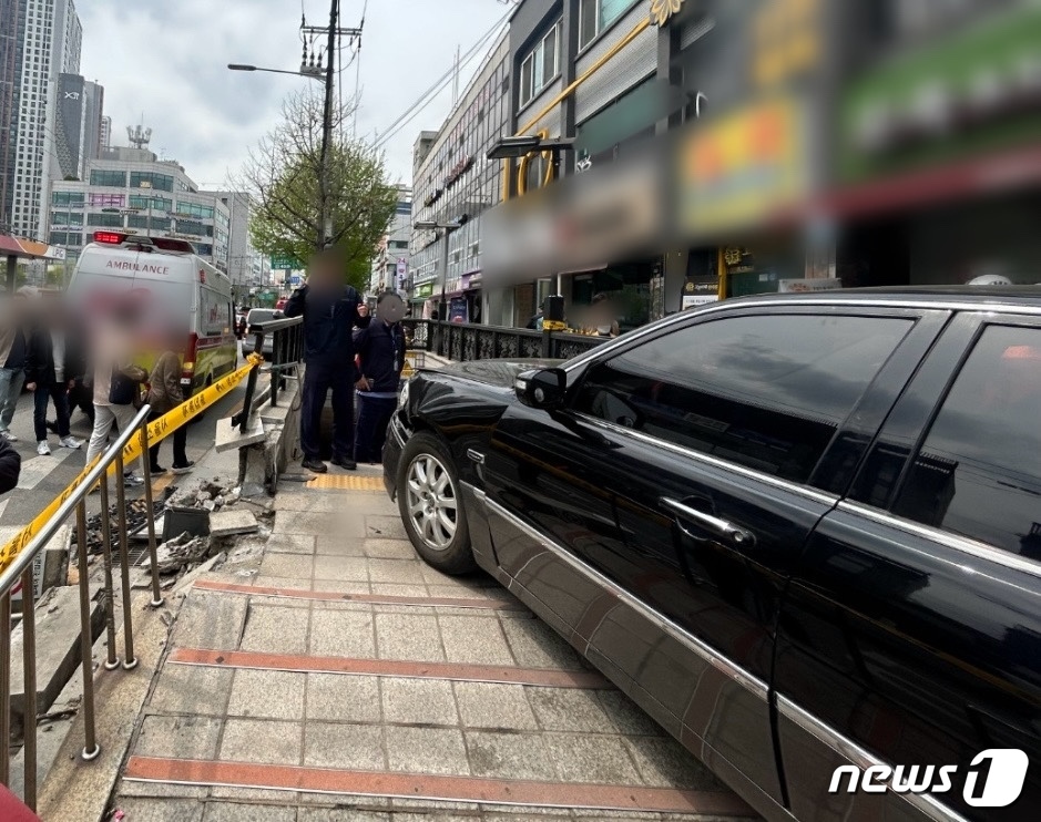 서울 신대방삼거리역으로 차량 돌진…일대 교통 통제