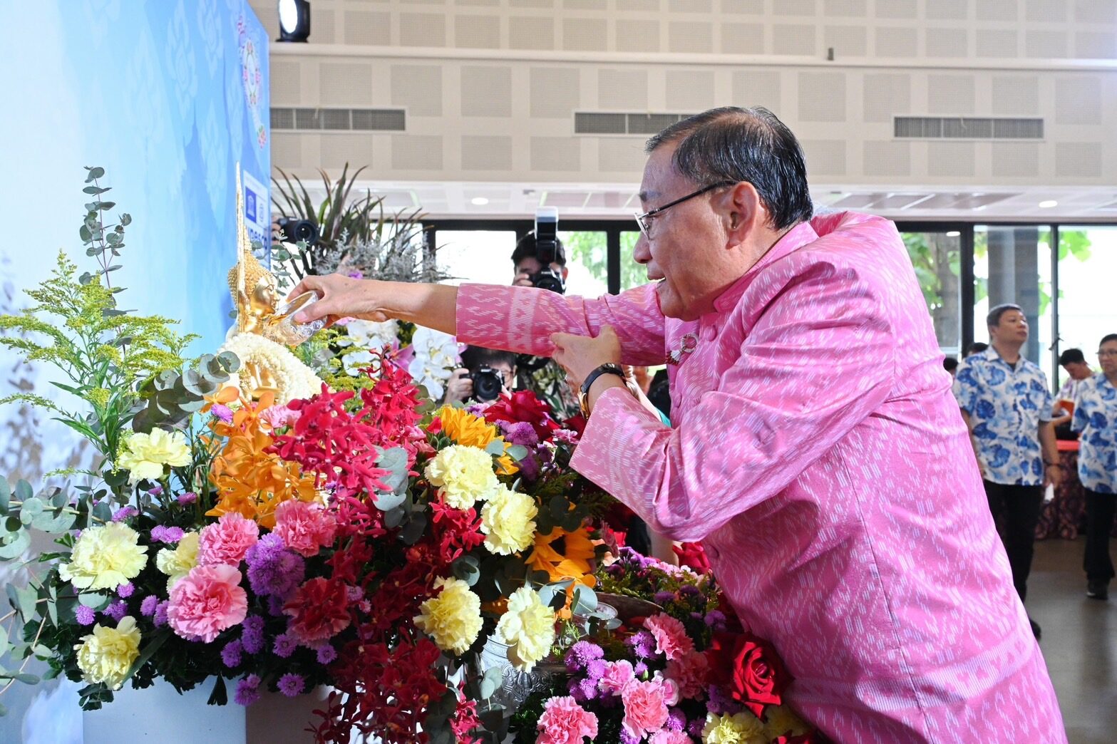‘เสริมศักดิ์’ รดน้ำขอพรศิลปินร่วมสืบสานประเพณี ‘ครูสลา-ศิลปินแห่งชาติ’ ขอให้คนไทยมีความสุข