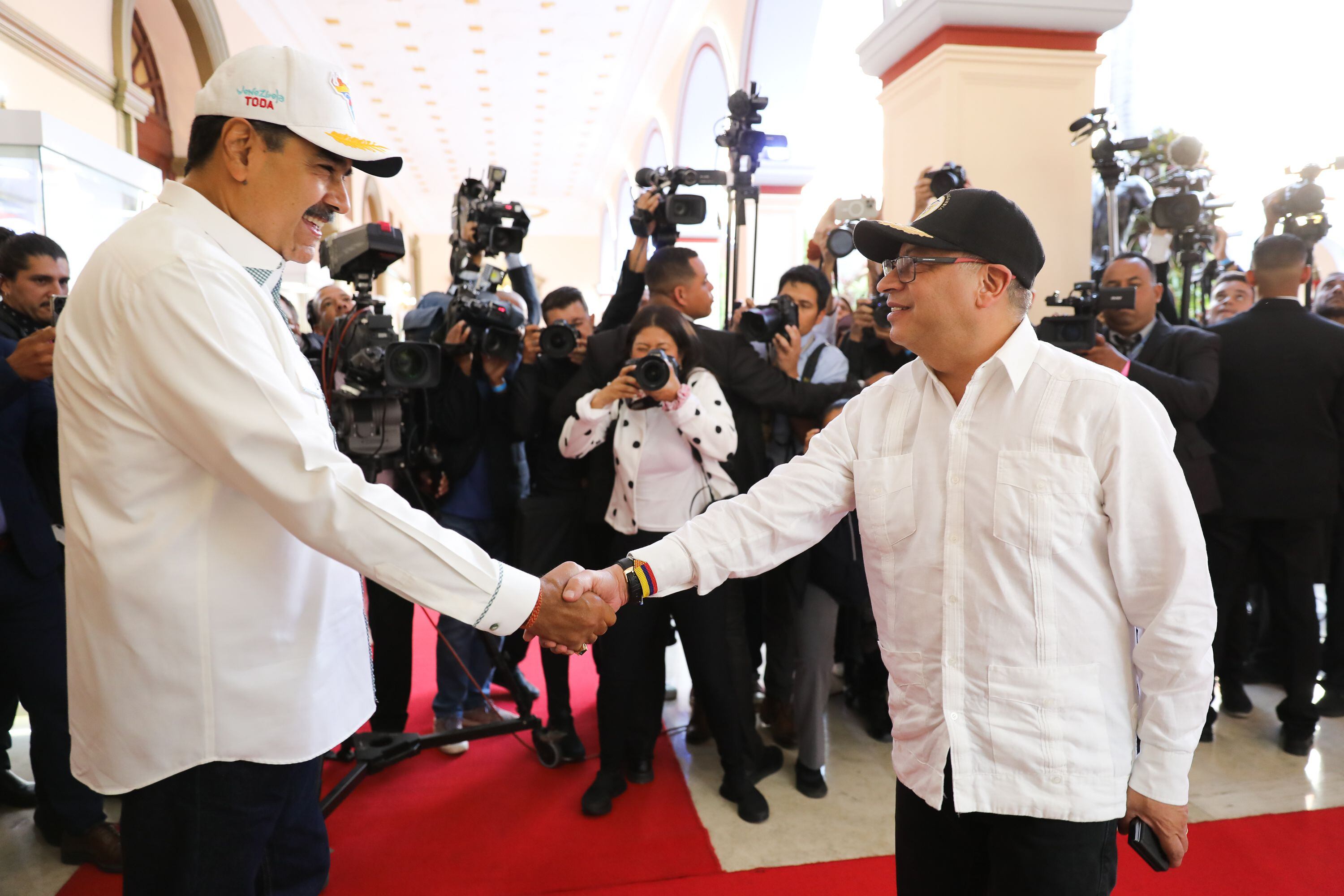 “está perjudicando a la oposición ayudando a la dictadura”: juan guaidó rechazó las recientes reuniones de gustavo petro en caracas para lograr una “paz política”