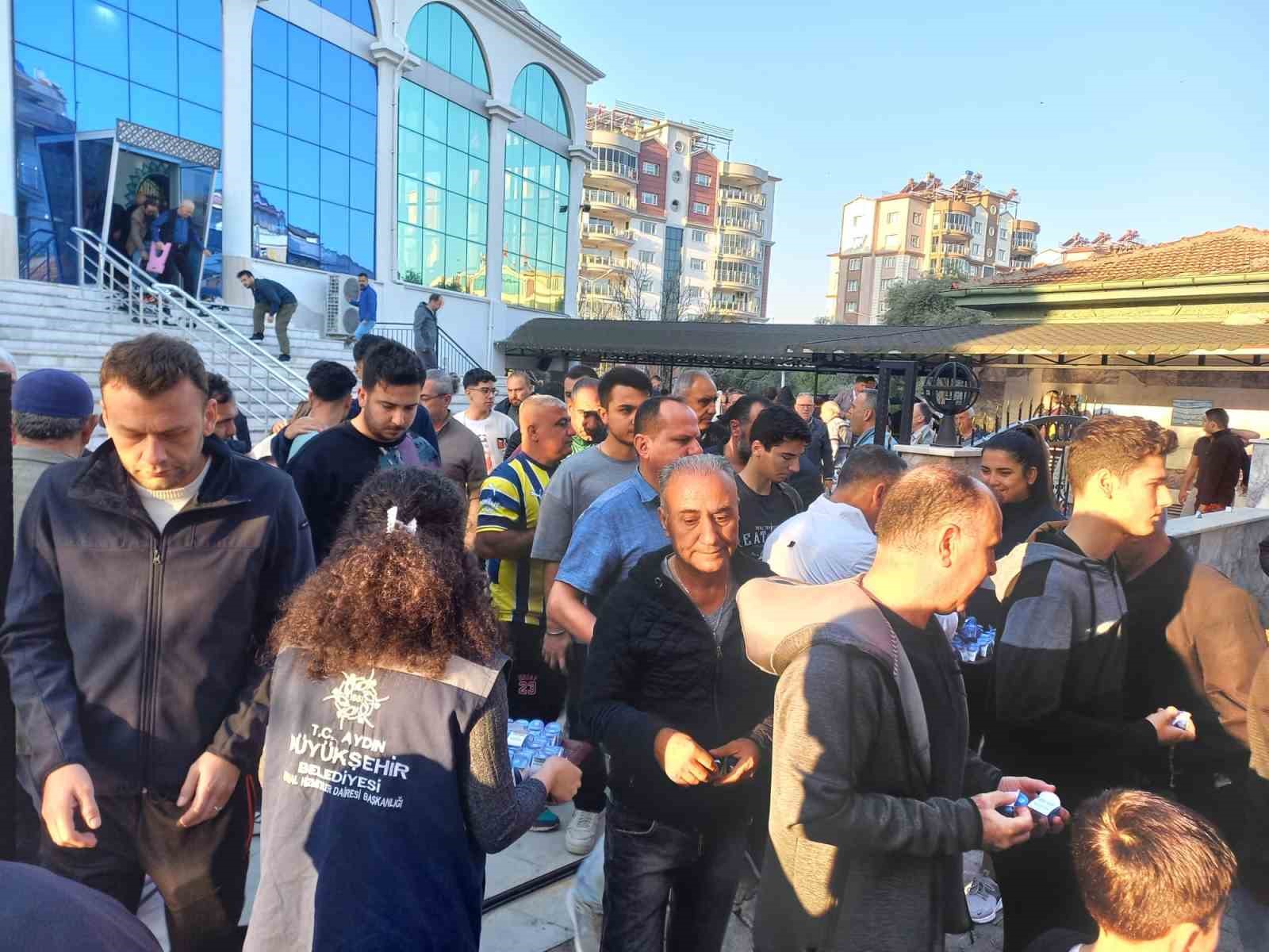 aydın büyükşehir belediyesi vatandaşlarla bayramlaştı