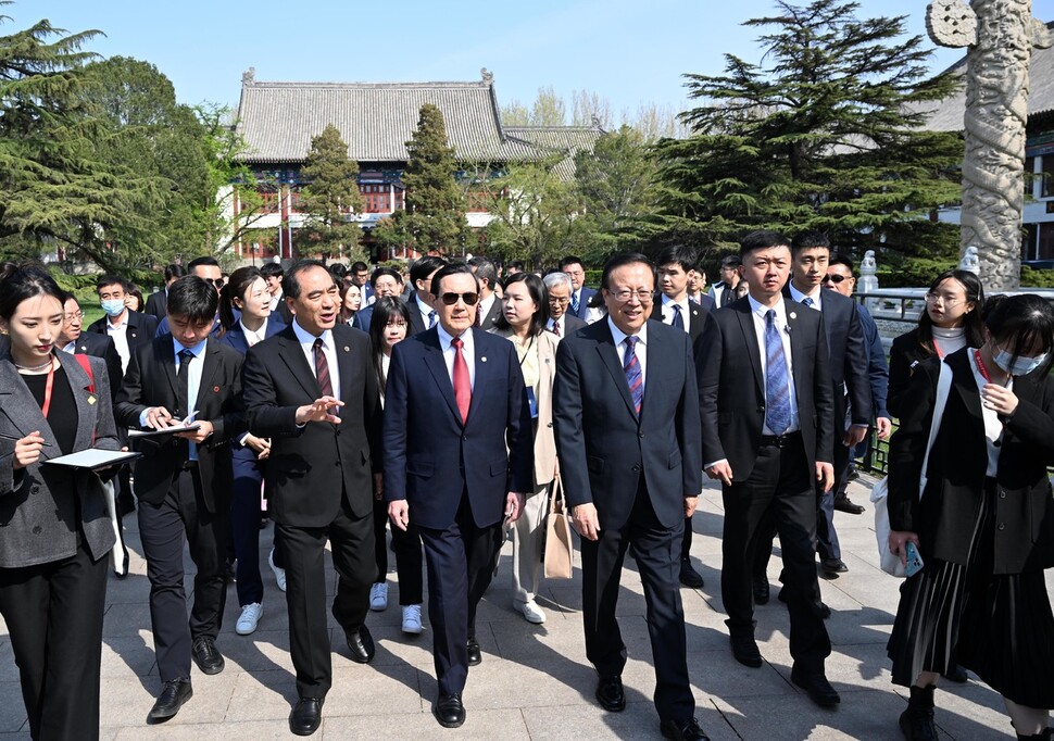 시진핑, ‘친중’ 마잉주 전 대만 총통 만났다…미-일 정상회담 맞불