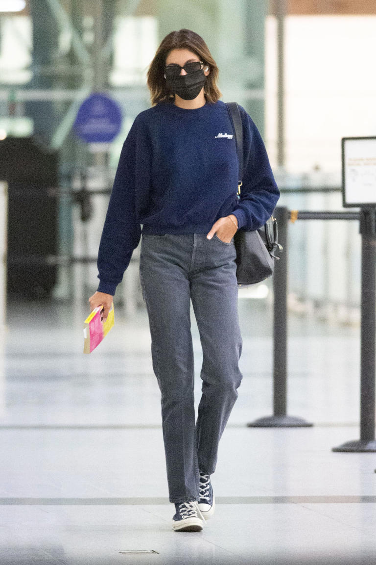 Kaia Gerber Con Camiseta Asimétrica, Pantalón De Vestir, Botines 