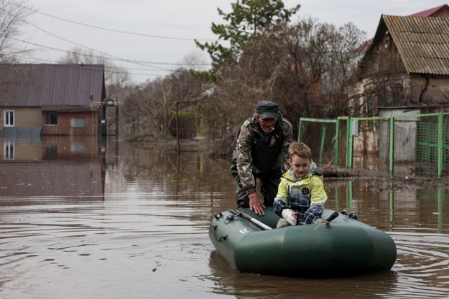 water levels rise and homes flood in russia following collapse of dam