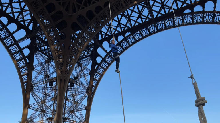 L'athlète Anouk Garnier, double championne du monde de saut d'obstacles, a battu le record du monde en montant à la corde les 110 mètres jusqu'au deuxième étage de la tour Eiffel mercredi 10 avril.