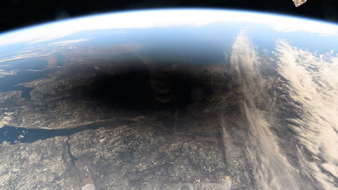así son las impresionantes imágenes del eclipse solar captadas por satélites como los de elon musk