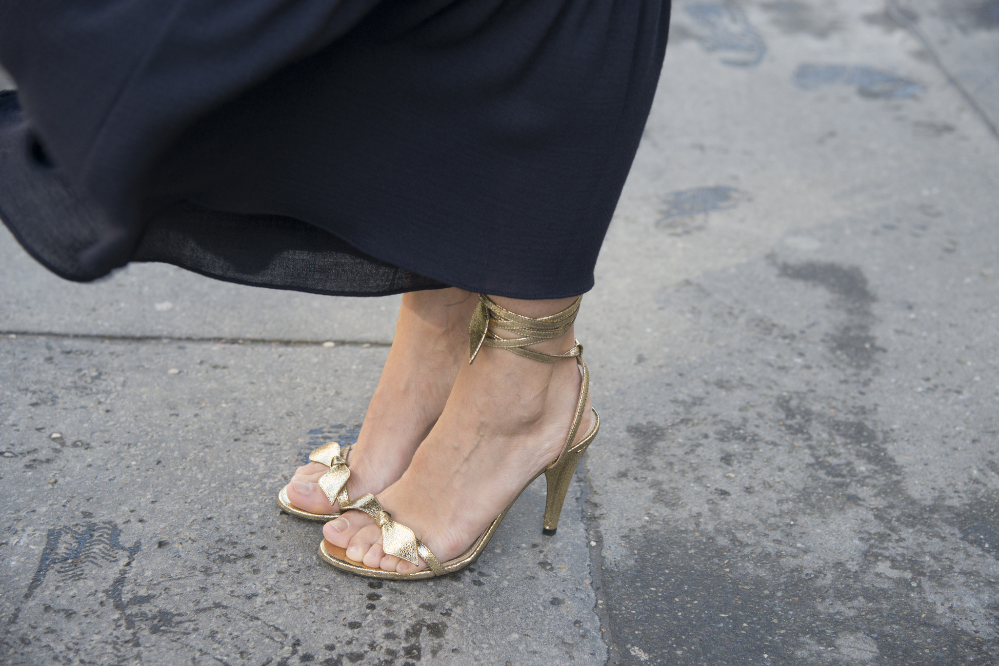 las sandalias doradas, el secreto mejor guardado de las invitadas más elegantes de madrid