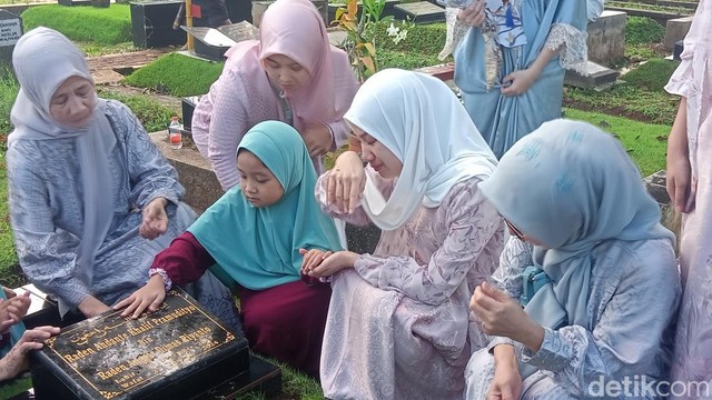 ziarah ke makam dante di hari lebaran, tamara tyasmara tak henti menangis