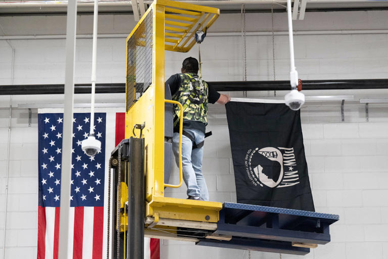 A local Vietnam vet gets 1,700 flags closer to his goal of flying the ...