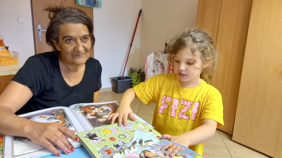pětiletá ester žije s babičkou na ubytovně. dva roky hledají marně byt