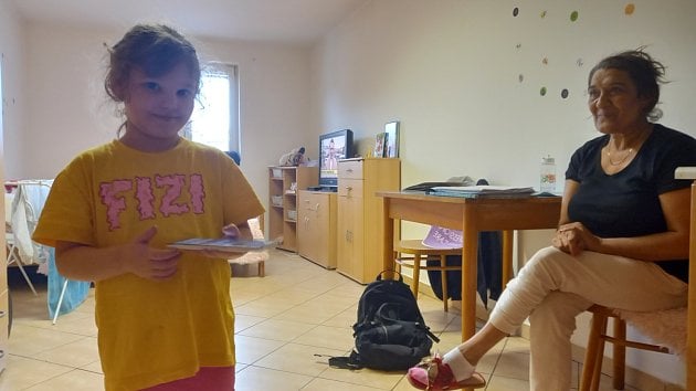 pětiletá ester žije s babičkou na ubytovně. dva roky hledají marně byt