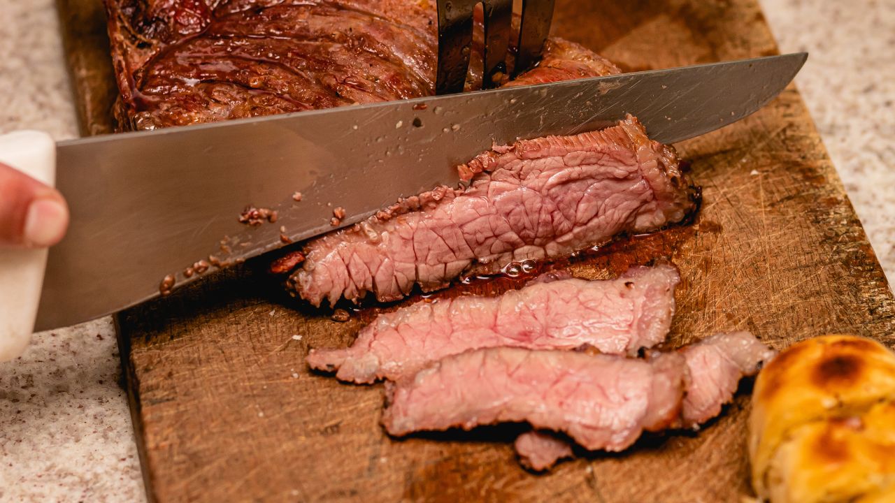qual a forma correta de cortar carne? veja dicas