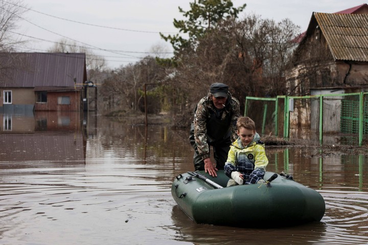 foto: es mencair, rusia dilanda banjir