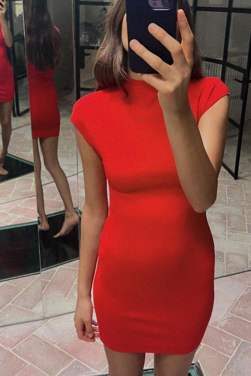 vuelve a zara el vestido rojo efecto tipazo que llevó marta ortega: en versión mini, elegante y perfecto para verano