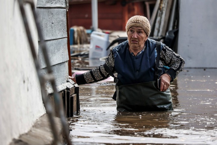 foto: es mencair, rusia dilanda banjir