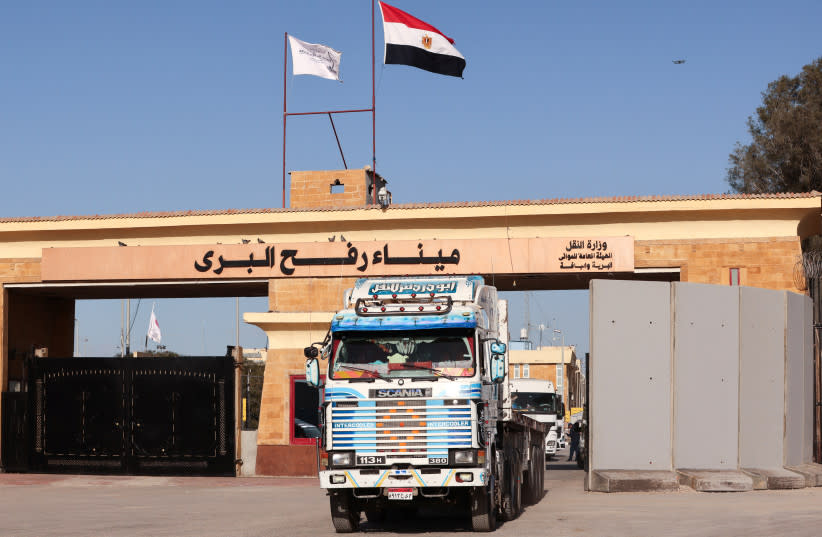 el primer convoy terrestre de los emiratos árabes unidos llega a jabaliya en el norte de gaza