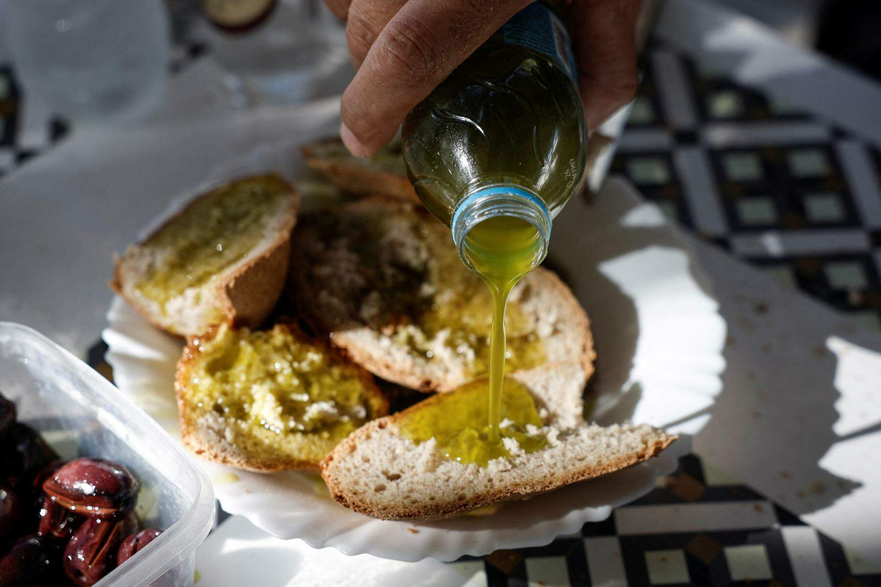 olivenöl in griechenland um 67 prozent teurer als 2023