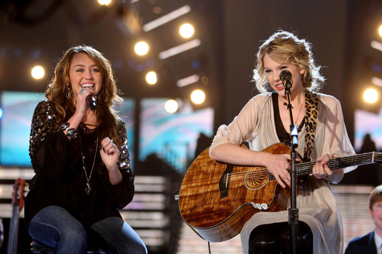 Miley Cyrus y Taylor Swift en una actuación en los Premios Grammy 2009