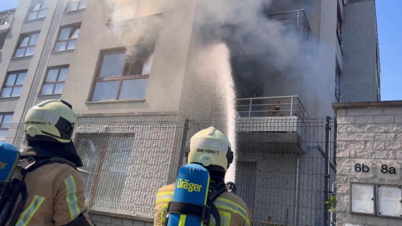 bruxelles : un incendie fait rage dans un appartement, les pompiers maîtrisent les flammes (photos)