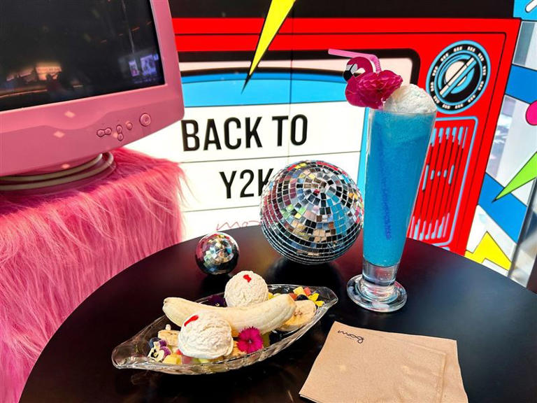 「BACK TO Y2K 回到千禧」活動期間於1F The Moxy Bar及18F Rooftop XOXO Bar販售千禧懷舊點心香蕉船及漂浮汽水。（圖／飯店旅宿業者提供）