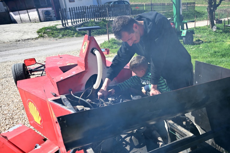 un modesto mecánico bosnio cumple un sueño de niño y se compra un 'fórmula 1'