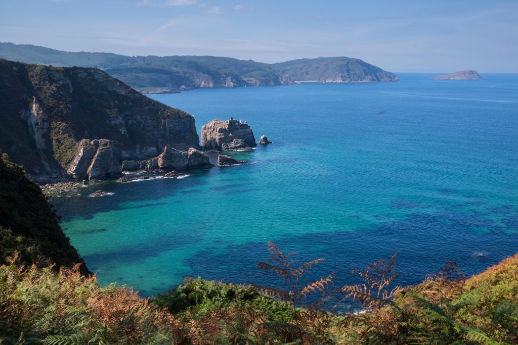 el asombroso paisaje en la costa de galicia que no tiene nada que envidiar al famoso gaztelugatxe del país vasco y que es un destino ideal para el puente de mayo