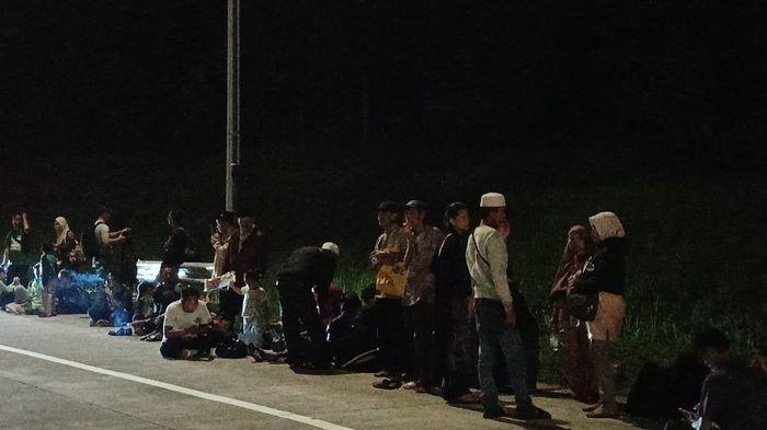 kronologi bus setia negara jakarta-cirebon terbalik di tol cipali,14 orang jadi korban
