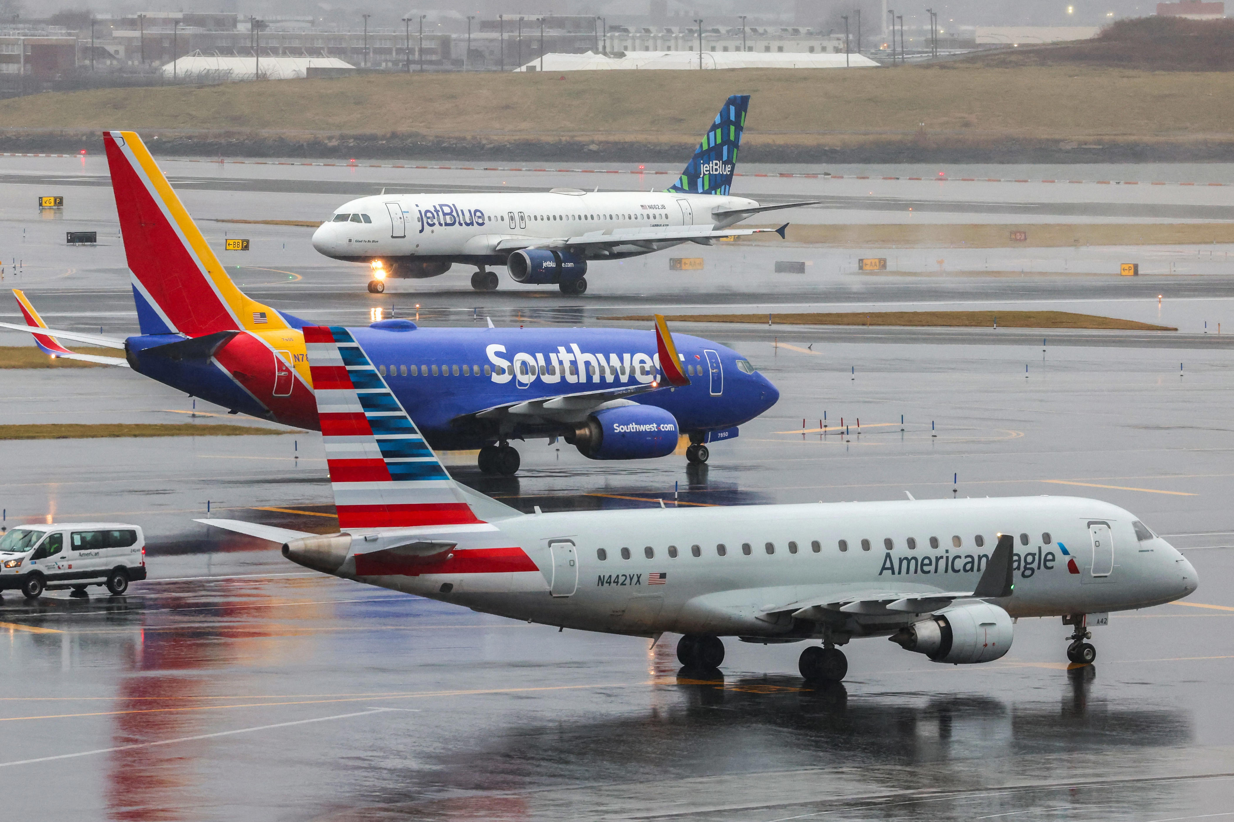 jetblue, southwest planes nearly collide – experts warn of air traffic control fatigue
