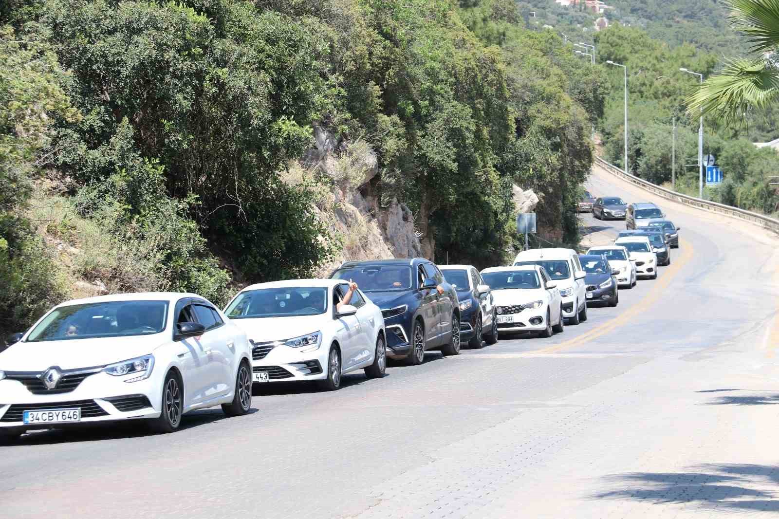 ölüdeniz’de bayram yoğunluğu yaşanıyor