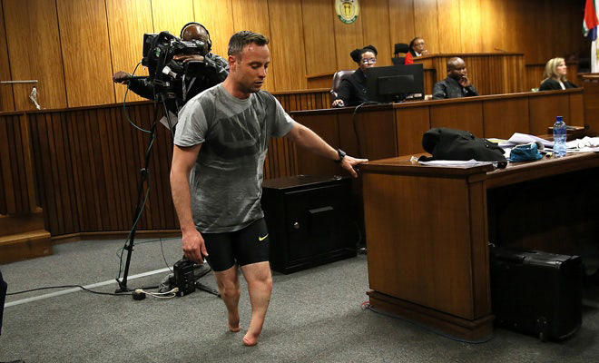 Olympic 'Blade Runner' Oscar Pistorius who shot girlfriend struggles to ...