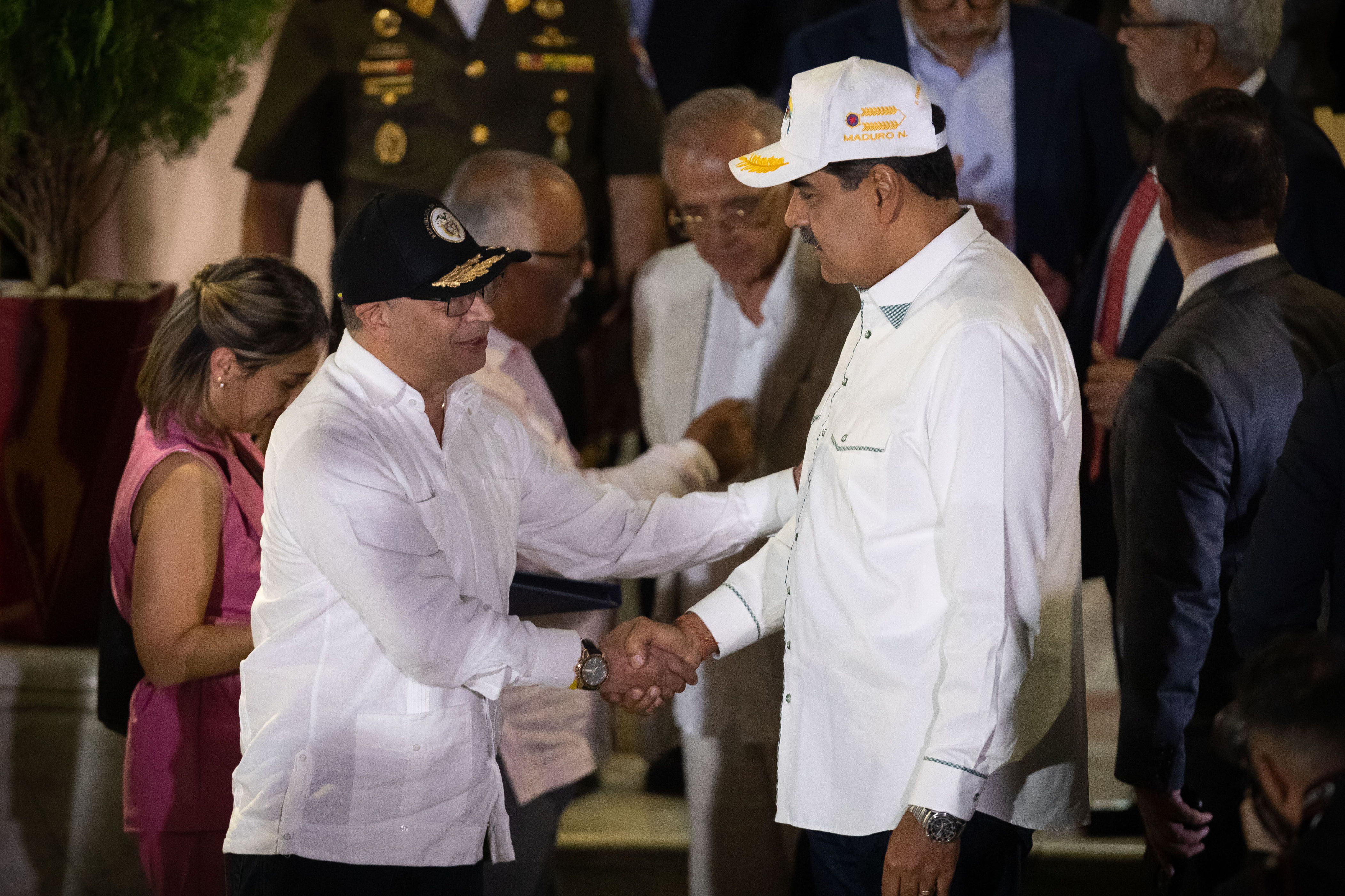 petro en venezuela: solo hubo reunión con rosales, ¿y el resto de la oposición?