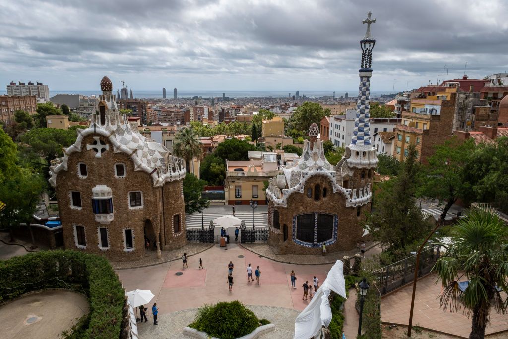 louis vuitton elige el park güell en barcelona para presentar su colección crucero 2025