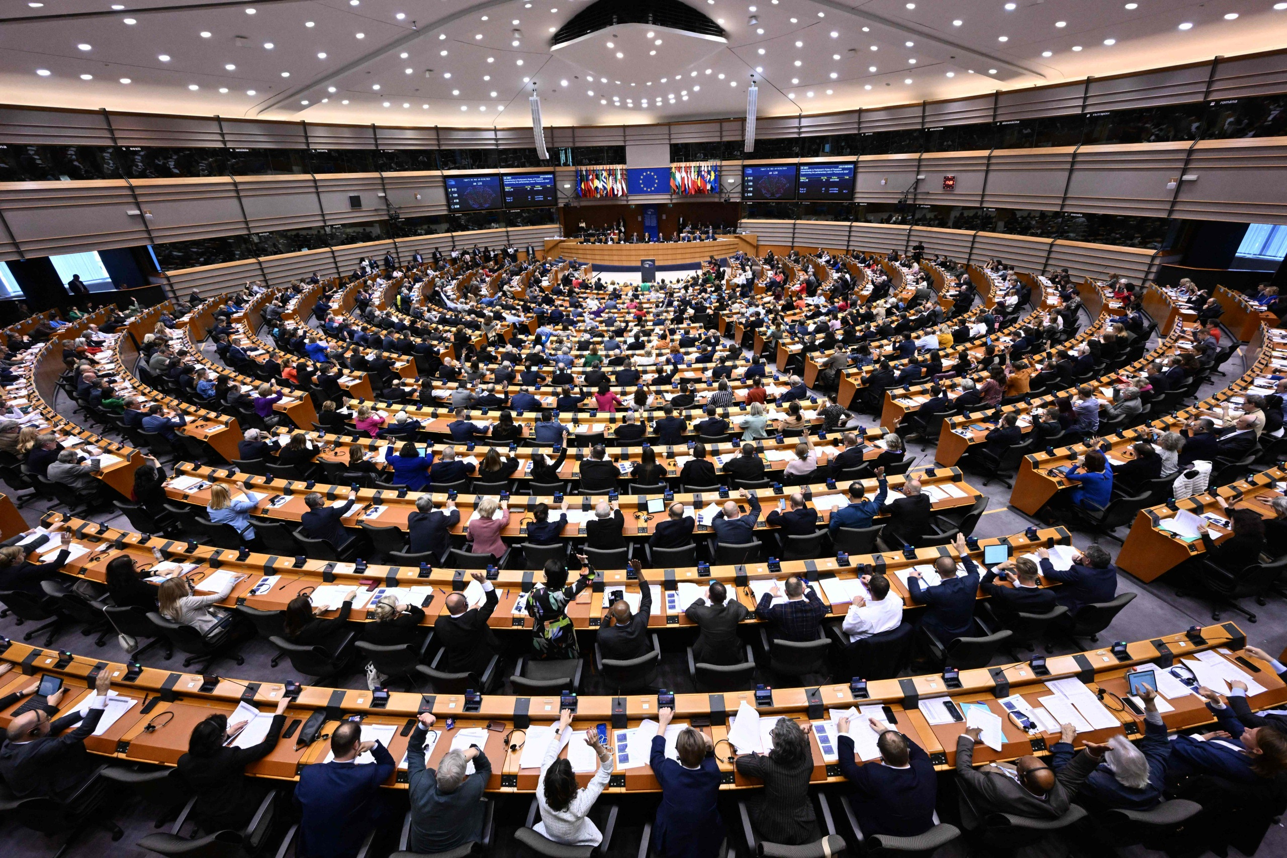 eu-parlamentilta historialliseksi kuvattu päätös: pitkään väännetty maahanmuuttopaketti sai sinetin, jäsenmaille tulossa velvollisuus auttaa muuttopaineesta kärsiviä maita