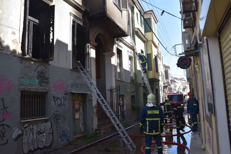 μυτιλήνη: πυρκαγιά στο ιστορικό κέντρο - άμεση η επέμβαση της πυροσβεστικής