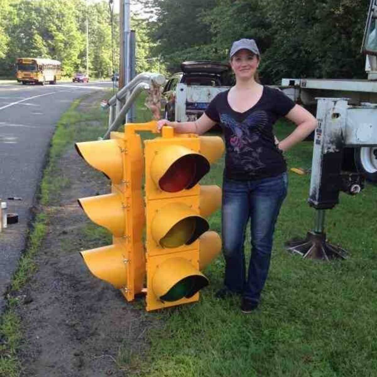 <p>Turns out traffic lights are a lot bigger than we thought. </p> <p>It's not something you spend all that much of your time looking at (hopefully) but they're nearly the size of a full-grown woman. </p>