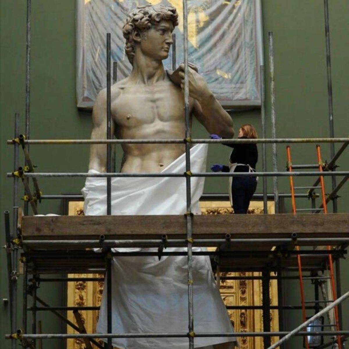 <p>Michelangelo's David is one of the most recognizable statues in history, but something a lot of people don't realize is that it's far bigger than you think. </p> <p>In pictures, it seems like it's a life-size statue of a human and would stand at 5 or 6 feet tall, but it actually stands 17 feet high!</p>