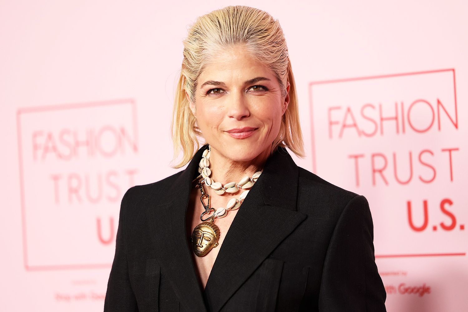 Selma Blair Walks Red Carpet In Heels And Without Her Cane In Glam ...