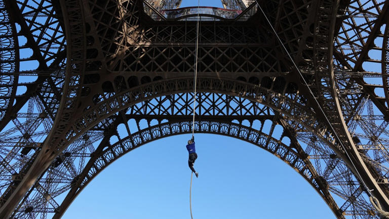 Athlete breaks world record by climbing the Eiffel Tower