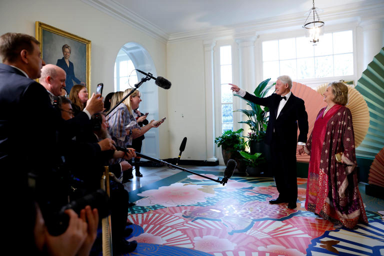 Biden hosts state dinner for Japanese PM, with Clintons and Jeff Bezos ...