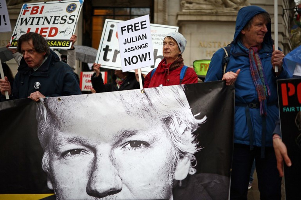 biden dit examiner la demande australienne d'abandon des poursuites contre assange
