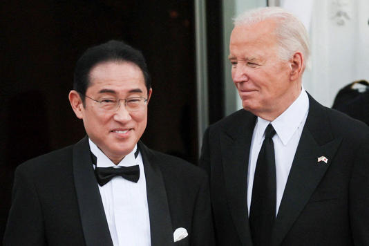 組ところでも(右側) アメリカ大統領が 10日(現地時間) ホワイトハウスで開かれた国賓晩餐で長いフミオ日本総理を歓迎している./連合ニュース