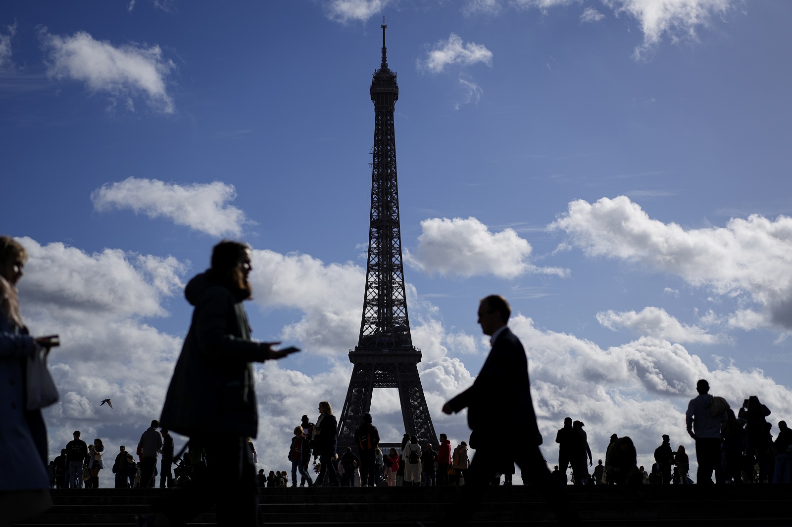 γαλλία: γυναίκα κατέρριψε το παγκόσμιο ρεκόρ αναρρίχησης, σκαρφαλώνοντας στον πύργο του άιφελ