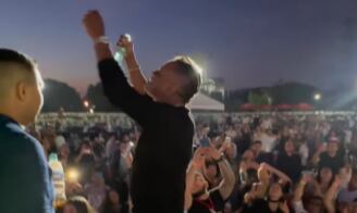 video | omar geles fue bajado de una tarima por policías en pleno concierto