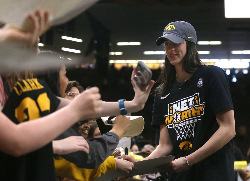 Iowa Women's Basketball Players Return To Hero's Welcome Despite ...