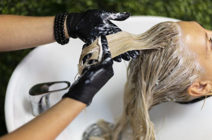 los métodos con aceites y huevo para ablandar las canas y que tu cabello recupere brillo