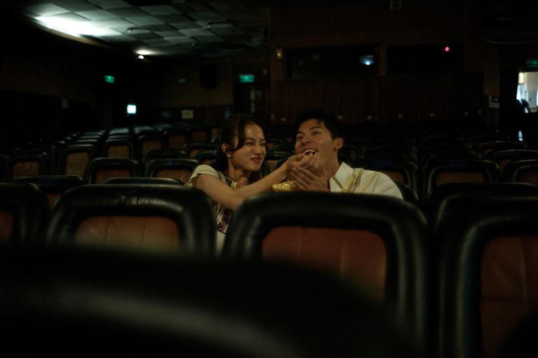 許光漢（右）、清原果耶在電影院約會。（圖／翻滾吧男孩電影有限公司 提供）