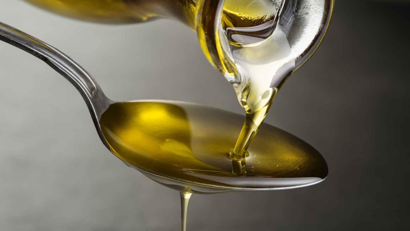 esto es lo que pasa a tu cuerpo si tomas aceite de oliva a diario en españa: el aviso de los expertos