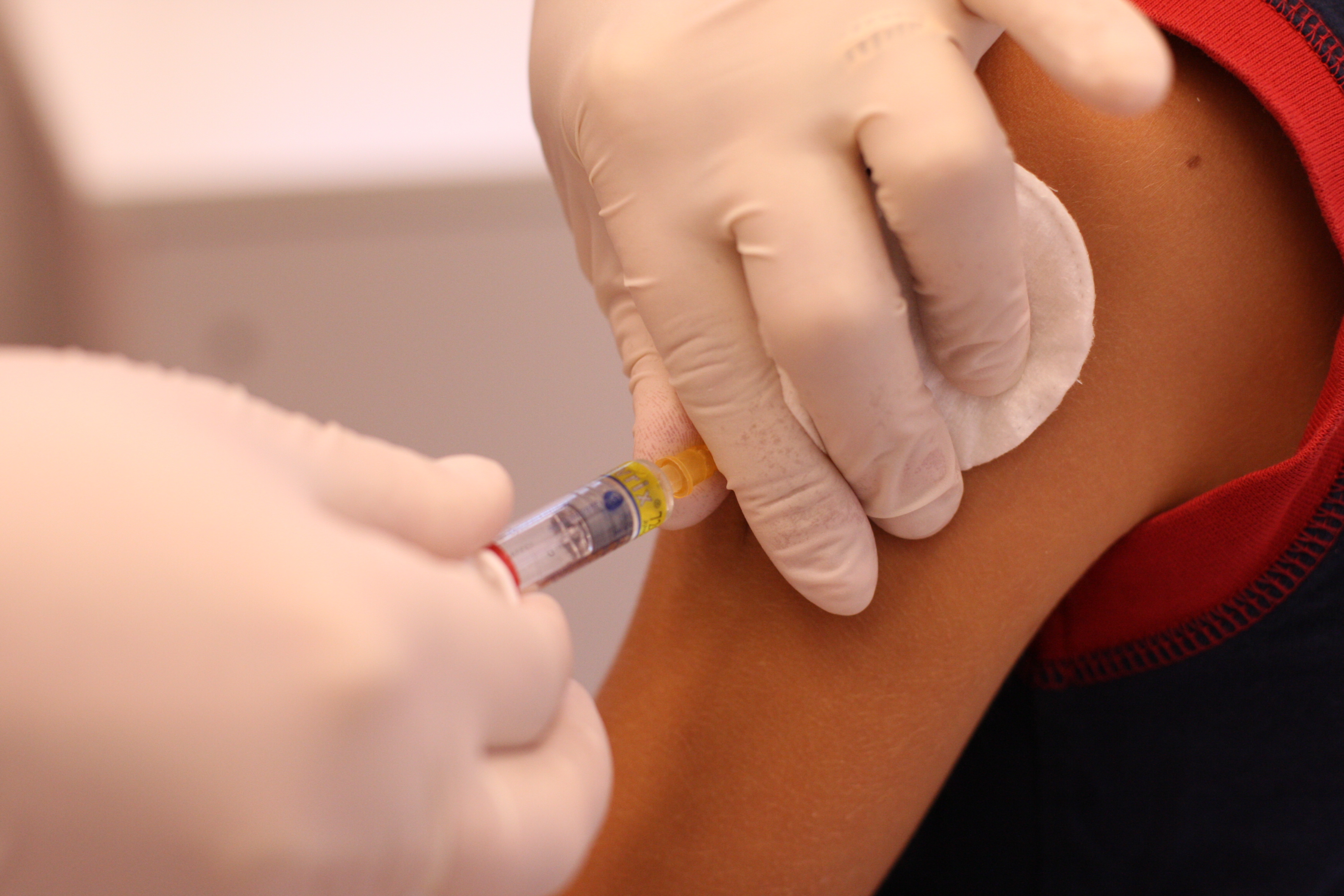 masowe szczepienia uczniów już od września. punkty w każdej szkole. w procedurze jednak jest luka