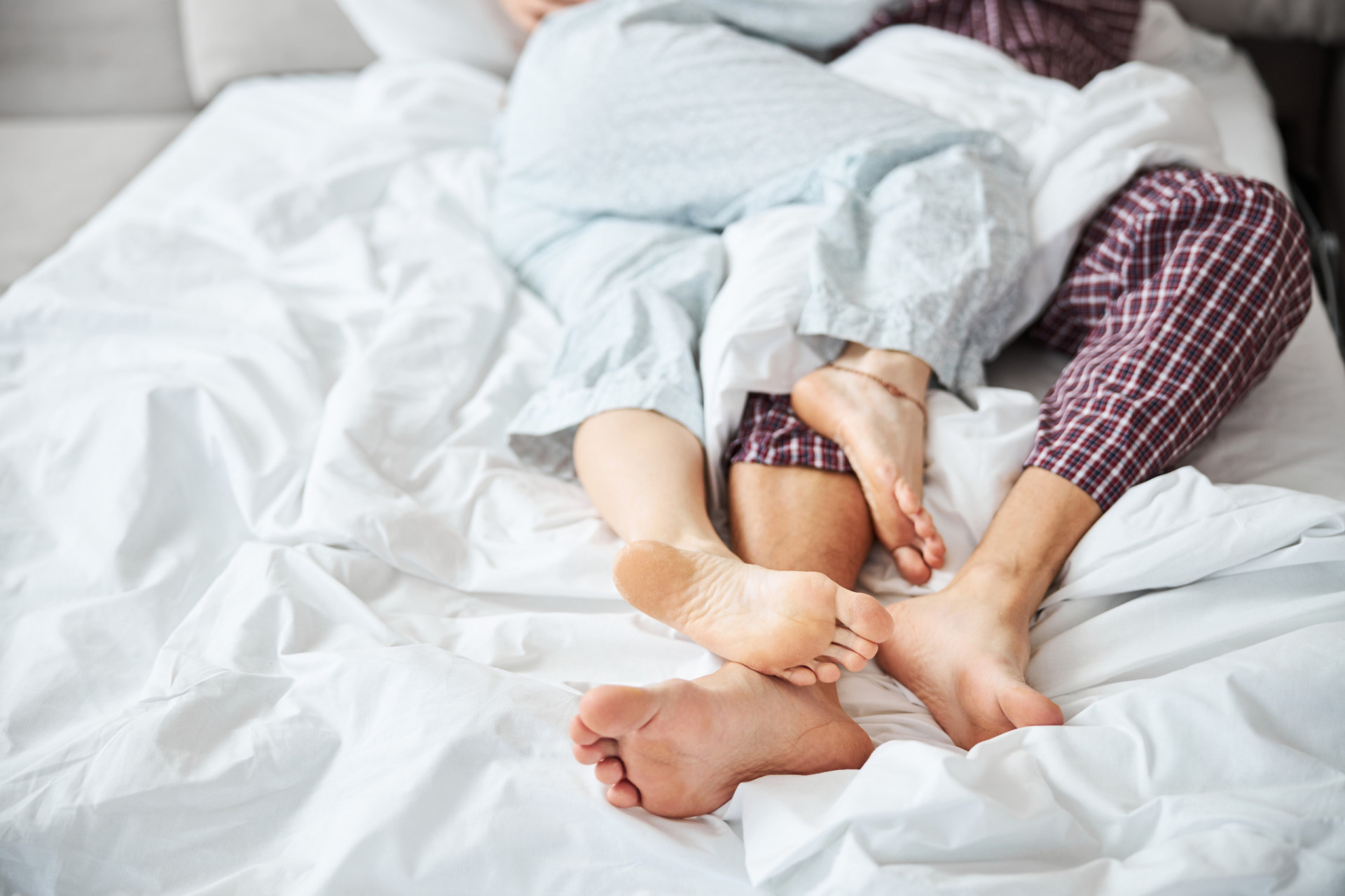 Was sagt die Schlafposition über Ihre Partnerschaft aus?