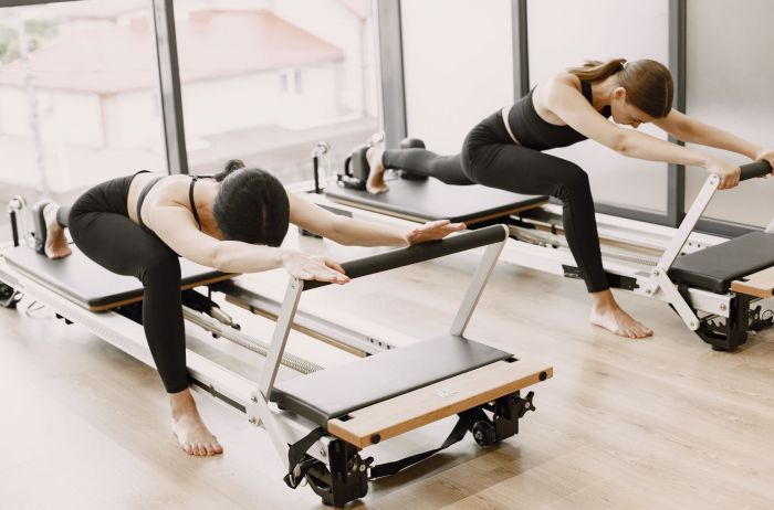 los 2 ejercicios de pilates que te ayudarán a tener un abdomen fuerte y marcado después de los 50 años