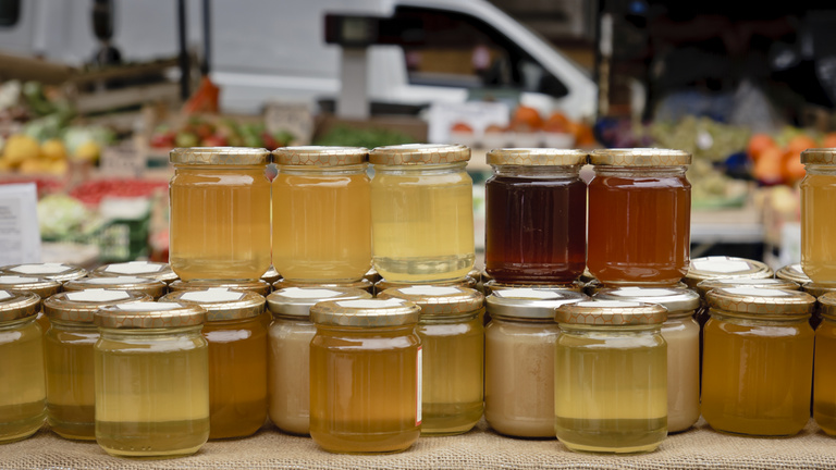 döntött az európai parlament, megváltozik a méz, a lekvár és a gyümölcslevek címkéje